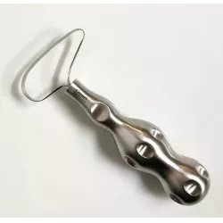 Csokoládé kivágására és karcolására szolgáló tojás alakú eszköz