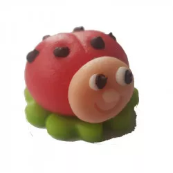 Torta dísz: katica rózsaszín fejjel, 30 g kókuszkrém, 4×2 cm