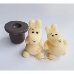 Tortafigura kalapból, nyuszi kókusztésztából, tortabevonó fondantból, 4×5,5 cm