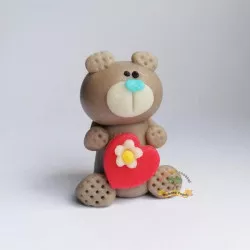 Születésnapi tortadísz: szürke pandamaci, piros szívvel, 5 cm, kókuszanyagból készítve