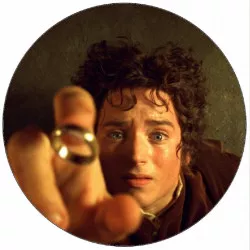 Frodo gyűrűvel 19,5 cm is fakírtalapú 