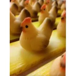 Márványos tojásfehér csibe figurka marcipán 4,5x5 cm, 35 g