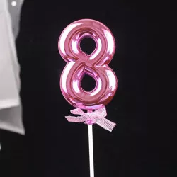 Rózsaszín tortába tűzés, nyolc szám