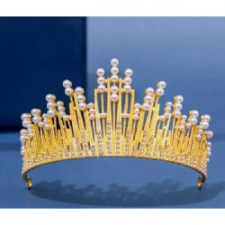 Érintetlenül gyönyörű aranykorona gyöngyökkel és nem fogyasztó díszítésként kovából