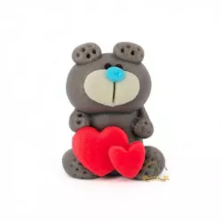 Ettemőbaba tortakedvenc medve szürkés szív alakú 5 cm kókuszmasszából